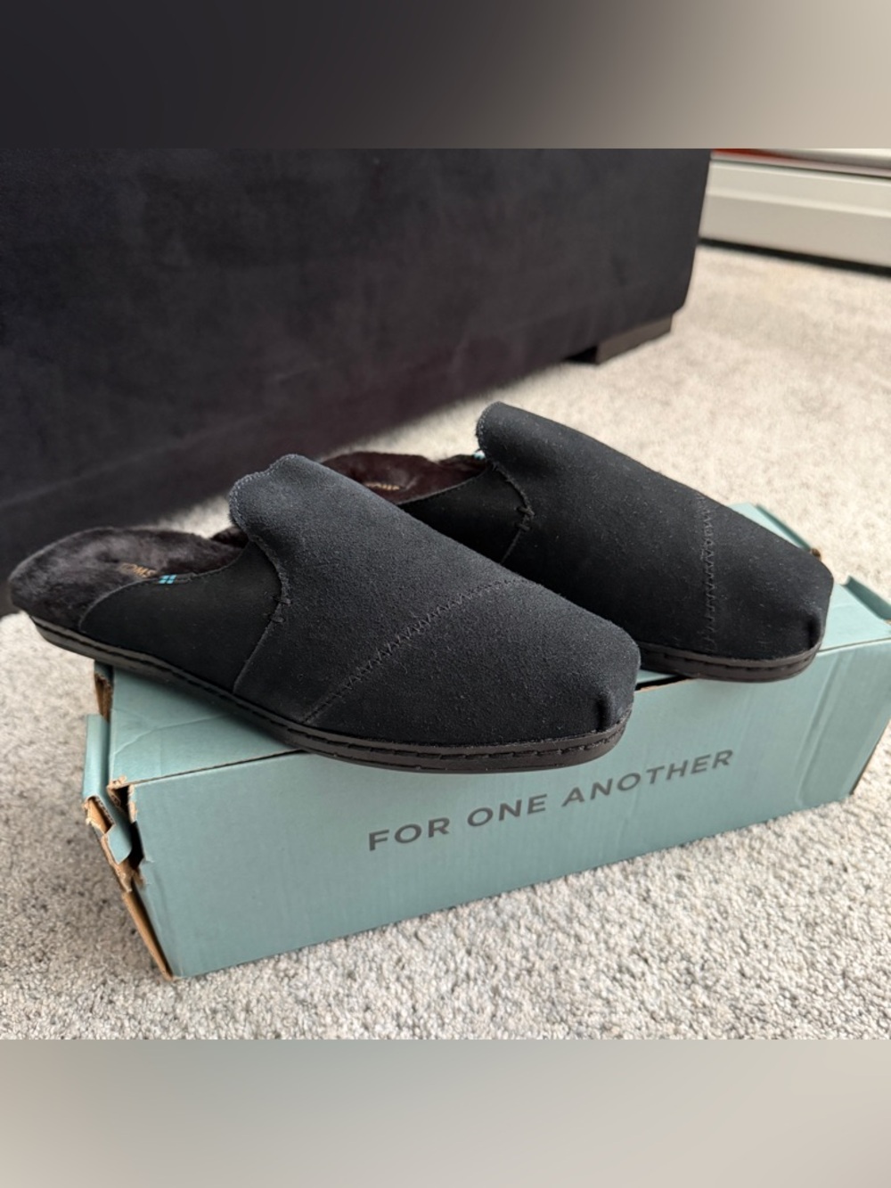 NWT- TOMS Women’s Nova Leather Wrap Black Suede Faux Fur Mule- Size 7.5